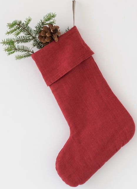 Červená vánoční lněná závěsná dekorace Linen Tales Christmas Stocking Linen Tales