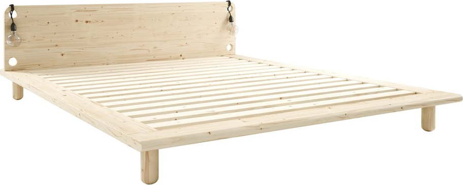 Dvoulůžková postel z masivního dřeva s lampami Karup Design Peek