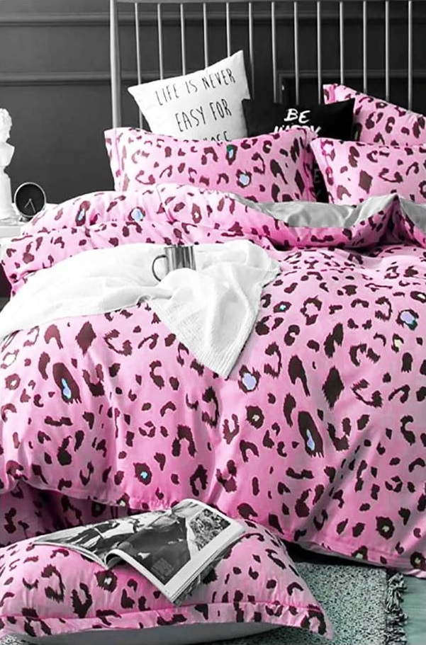 Růžové prodloužené čtyřdílné bavlněné povlečení na dvoulůžko s prostěradlem 200x220 cm Leopard – Mila Home Mila Home